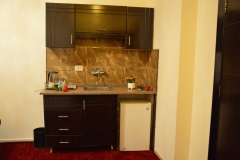 06-twin-bed-suite-208